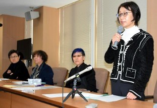 Muta right) and co-plaintiffs at the supporters meeting on the first trial day (2.2.2019)