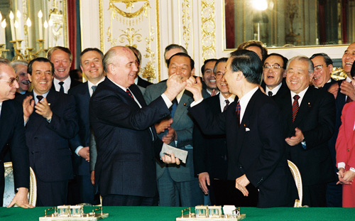 共同声明に署名した海部総理とゴルバチョフ大統領 （写真:内閣官房内閣広報室）