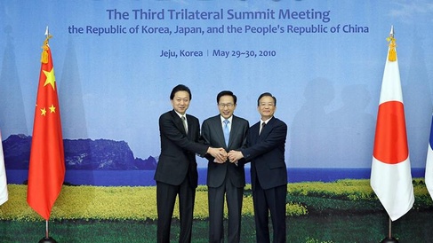 Leaders Japanese Prime Minister Yukio Hatoyama, South Korean President Lee Myung-bak, and Chinese Premier Wen Jiabao shake hands at a Summit Meeting
